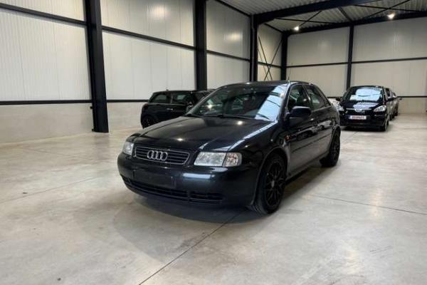 Audi A3 1.6i  UNIQUEMENT MARCHAND OU EXPORT 