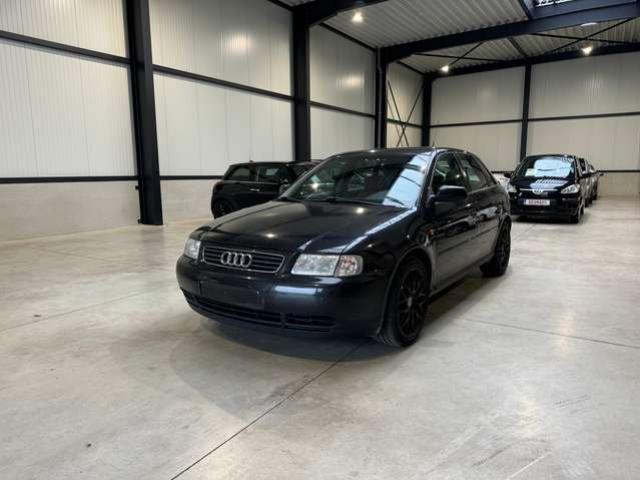 Audi A3 1.6i  UNIQUEMENT MARCHAND OU EXPORT 