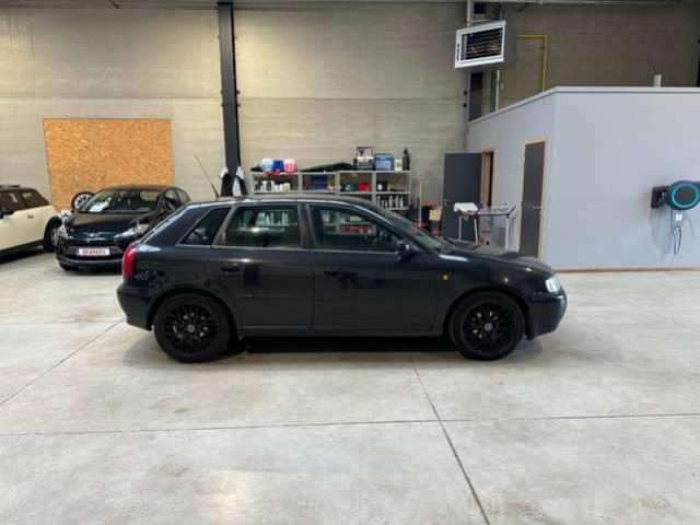 Audi A3 1.6i  UNIQUEMENT MARCHAND OU EXPORT 