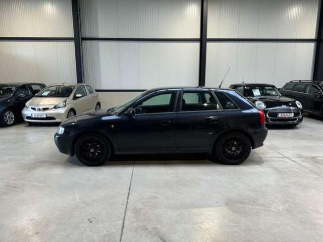 Audi A3 1.6i  UNIQUEMENT MARCHAND OU EXPORT 