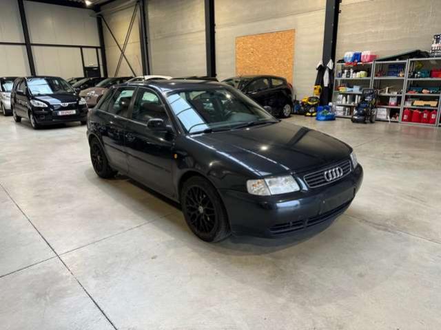 Audi A3 1.6i  UNIQUEMENT MARCHAND OU EXPORT 