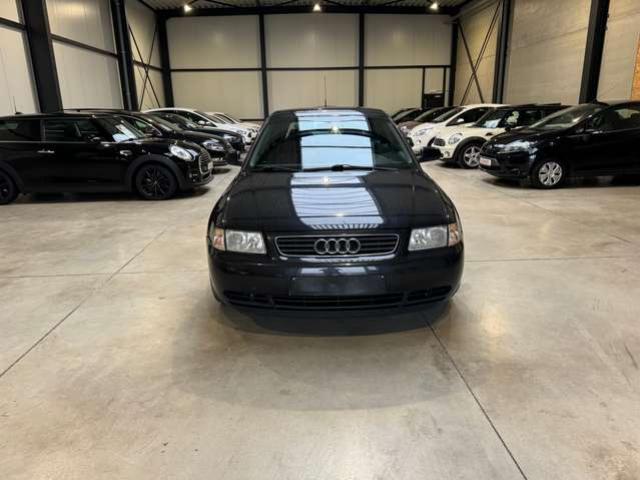 Audi A3 1.6i  UNIQUEMENT MARCHAND OU EXPORT 