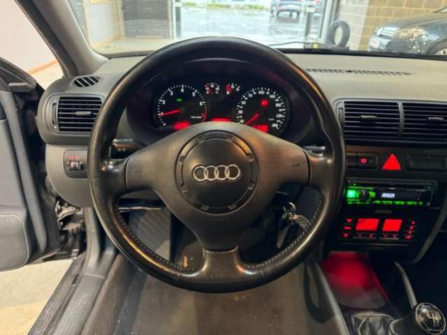 Audi A3 1.6i  UNIQUEMENT MARCHAND OU EXPORT 