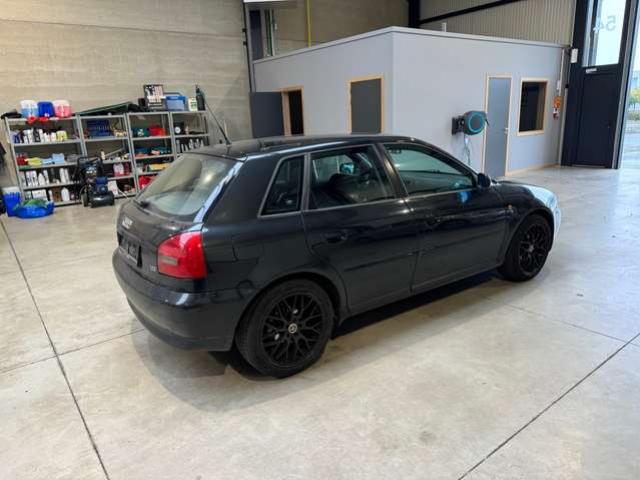 Audi A3 1.6i  UNIQUEMENT MARCHAND OU EXPORT 