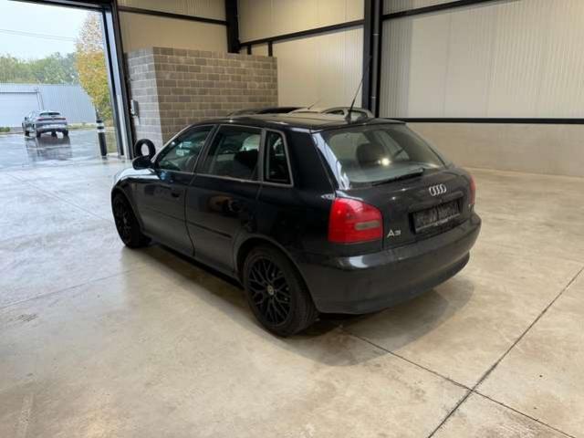 Audi A3 1.6i  UNIQUEMENT MARCHAND OU EXPORT 